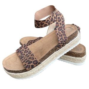 Wonder nation size 4/women’s size 6 cheetah print sandal. Great condition!!